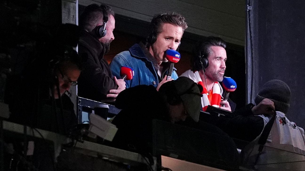 Imagen editorial para: Best moments from Mac and Reynolds' TV booth debut for Wrexham derby